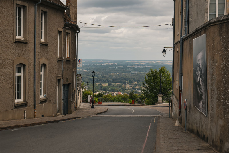 Découvrez le charme rustique des rues du village de Sancerre offrant des vues panoramiques sur la vallée de la Loire.