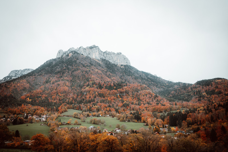 Magnifique paysage d'automne d'une montagne aux feuillages colorés dans les Alpes françaises.