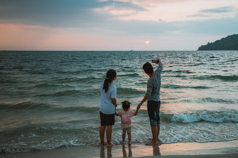 Une famille prend l'éclipse en photo