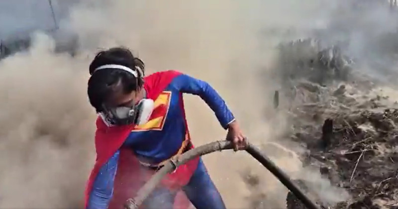 Superman indonésien : l’ado qui brave les flammes dans la jungle de Bornéo