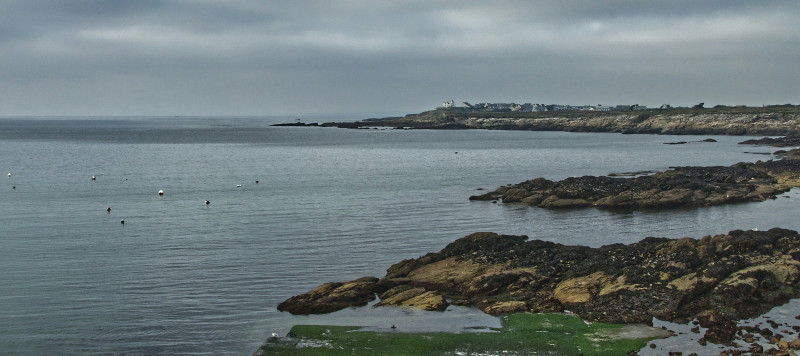 Depuis le port de Kerroch, la côte découpée offre une perspective jusqu’à la crique de Porcoubar.  