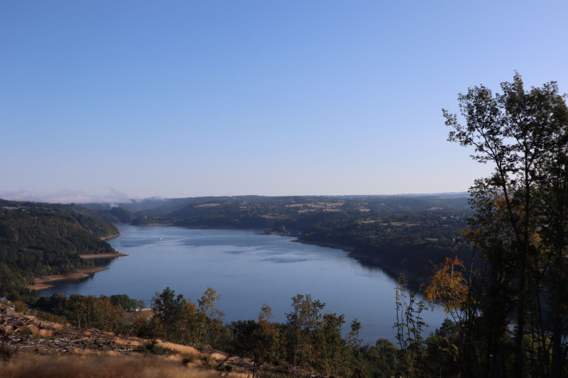 Panorama serein d'un réservoir entouré de paysages luxuriants en Nouvelle-Aquitaine, France.