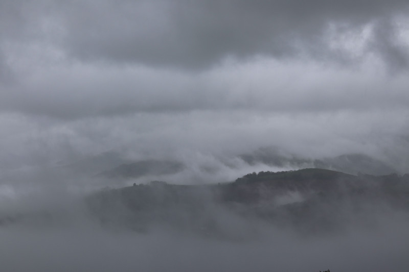 Un brouillard mystique enveloppe les chaînes de montagnes à Musculdy, Nouvelle-Aquitaine, créant une atmosphère sereine.