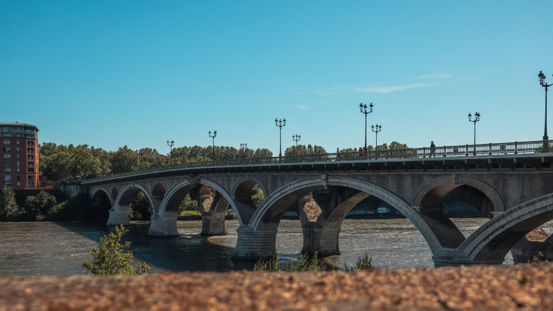 Vue panoramique du pont Saint-Pierre traversant la Garonne à Toulouse, France.