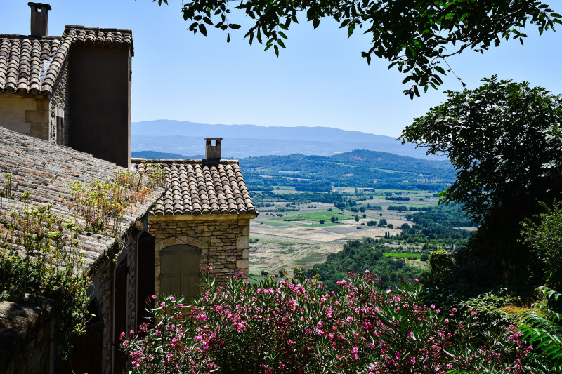Vue imprenable depuis un village pittoresque en Provence, France, avec une architecture traditionnelle et un paysage verdoyant.