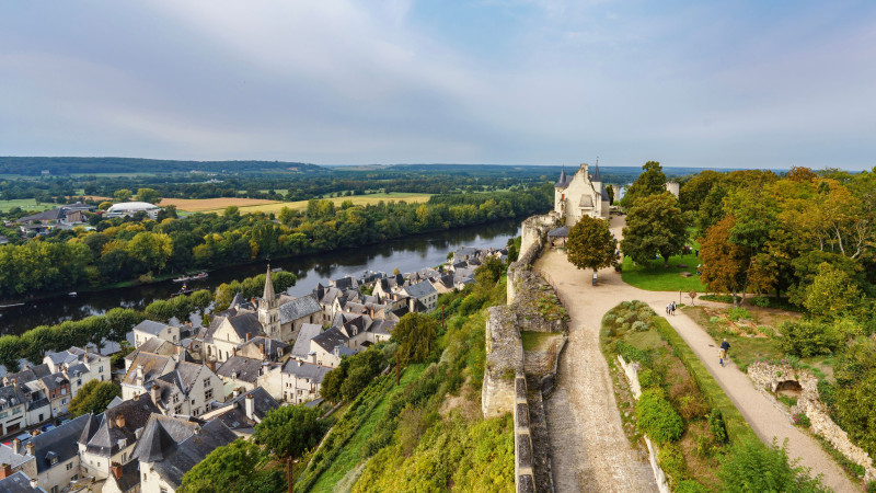 Vue pittoresque de la ville historique de Chinon et de la rivière Vienne en France.