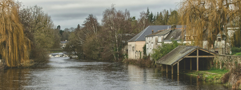 l’île des Récollets à Pontivy partage les eaux du Blavet avec le canal de Nantes à Brest. Au fond, vous apercevez le déversoir qui assure la prise des eaux  pour alimenter l’usine de traitement des eaux potables. Au premier plan à droite, un ancien lavoir