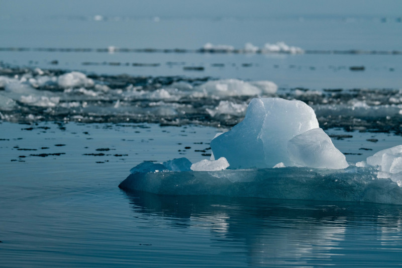 Une scène tranquille d'un iceberg dans l'immense Océan Arctique, évoquant la paix et la solitude.
