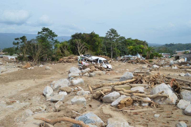 Destruction à Mocoa, en Colombie, avec des débris et des débris d'une récente catastrophe naturelle.