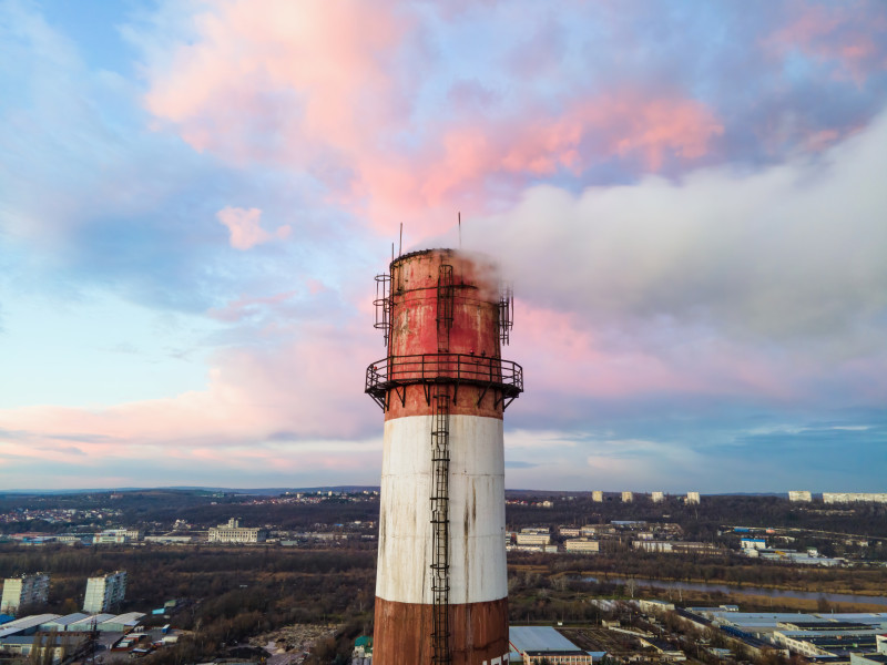 Vue aérienne de drone de la station thermale au coucher du soleil avec de la fumée sortant du tube.