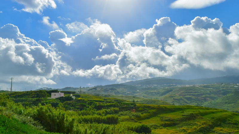 Beau paysage vert avec beaucoup de montagnes sous un ciel nuageux