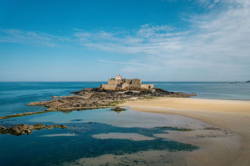 Vue imprenable sur le Fort National de Saint-Malo, en Bretagne, France, entouré par l'océan bleu et les plages de sable fin.