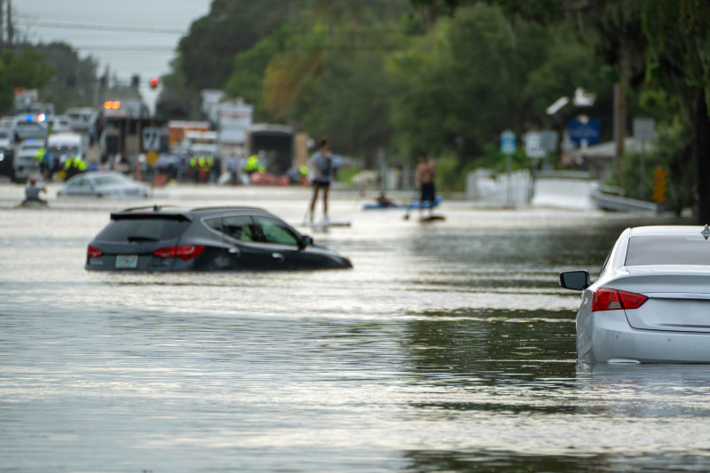 Bangkok submergée par d'intenses inondations, des milliers de personnes évacuées