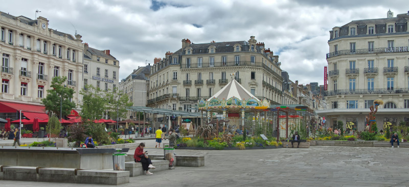 Perspective sur la place du Ralliement à Angers. Anciennement nommée Place de la Guillotine puis Place Saint-Maurille, le nom actuel de Ralliement se fera le 23 avril 1791, en référence aux rassemblements répétés à l'époque des populations, notamment pour