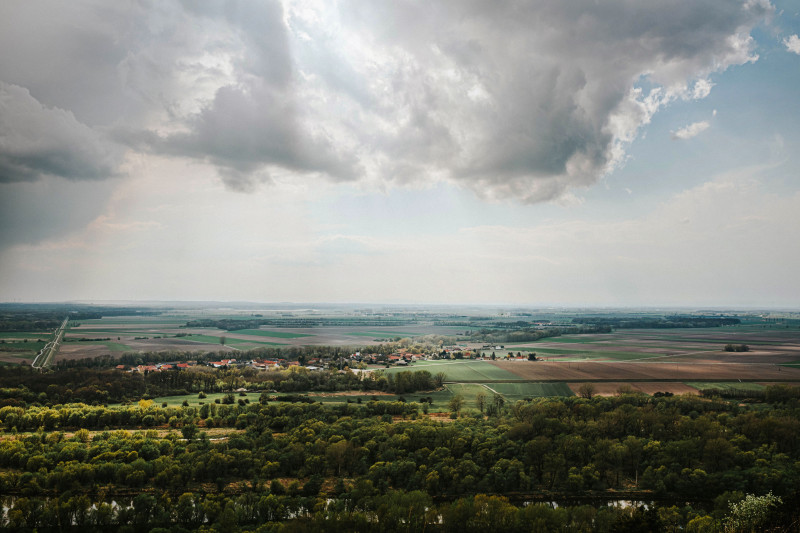 Vue aérienne pittoresque de la campagne luxuriante avec des nuages et des champs vibrants.
