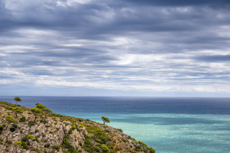 Vue spectaculaire sur une falaise et la mer avec un ciel nuageux