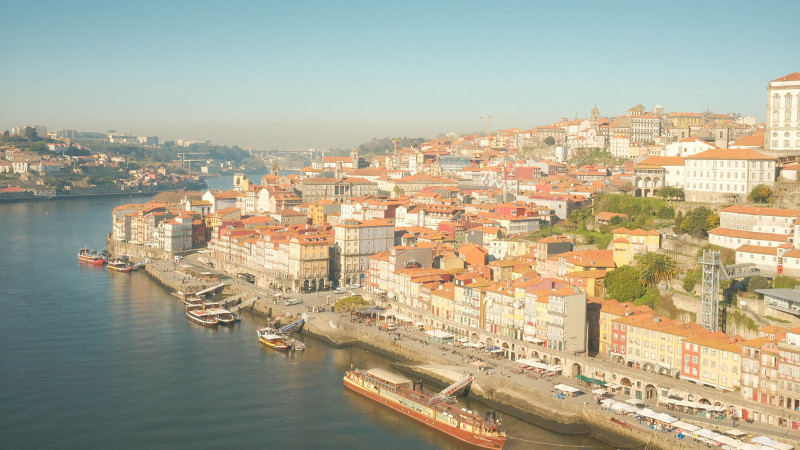 Vue aérienne à couper le souffle du quartier de Ribeira le long du fleuve Douro à Porto, au Portugal, avec son architecture colorée.