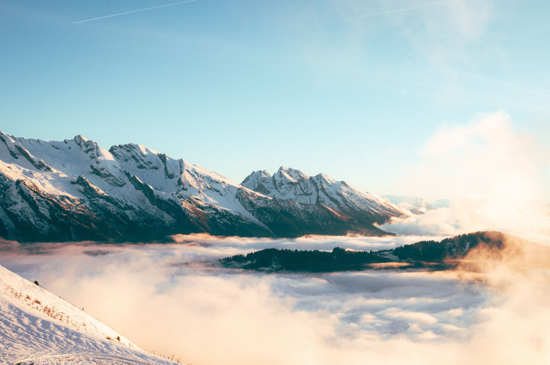 Vue panoramique des montagnes enneigées au lever du soleil au Grand-Bornand, en France.