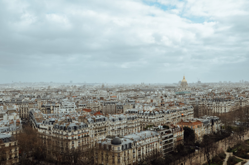 Photo aérienne de Paris couvert de verdure et de bâtiments sous un ciel nuageux en France