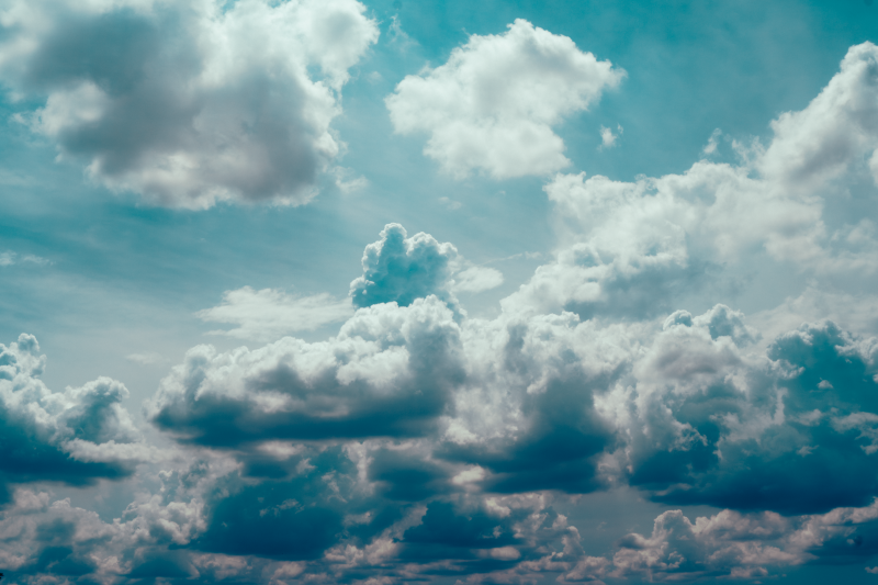 Des formations nuageuses spectaculaires dans un ciel d'un bleu éclatant, parfaites pour des visuels sur le thème de la nature et de la météo.