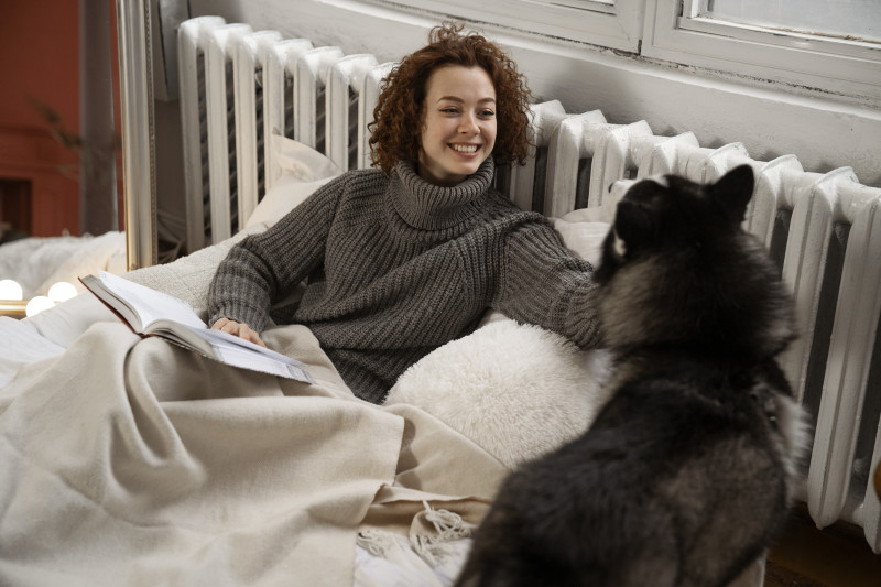 Femme passant du temps avec son animal de compagnie