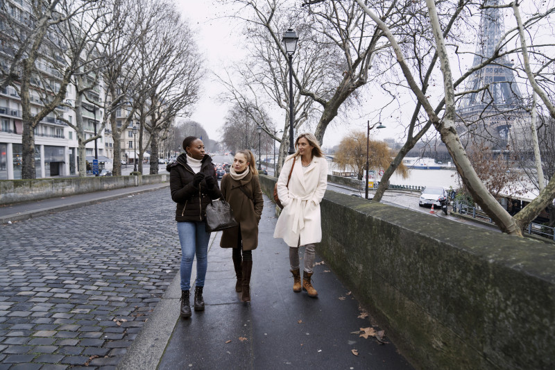 Femmes voyageant à paris