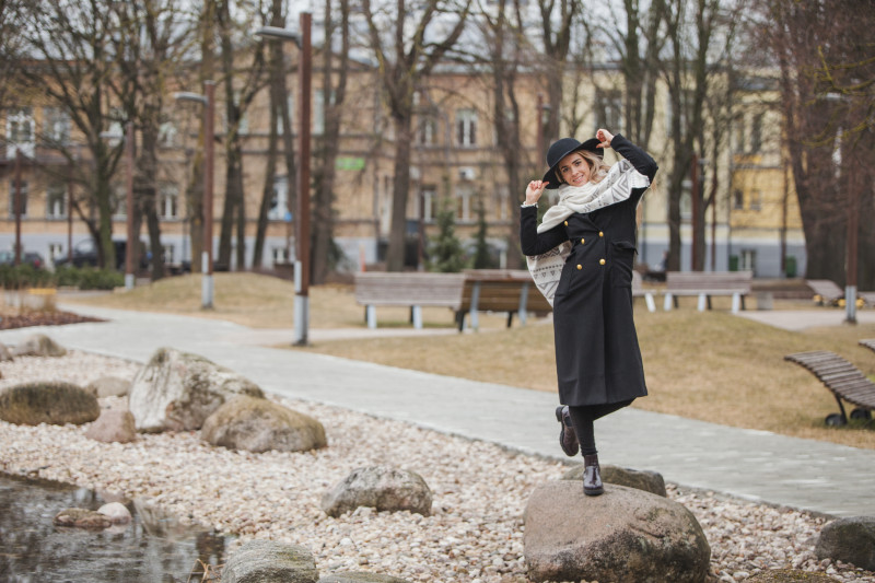 Femme marchant dans le parc
