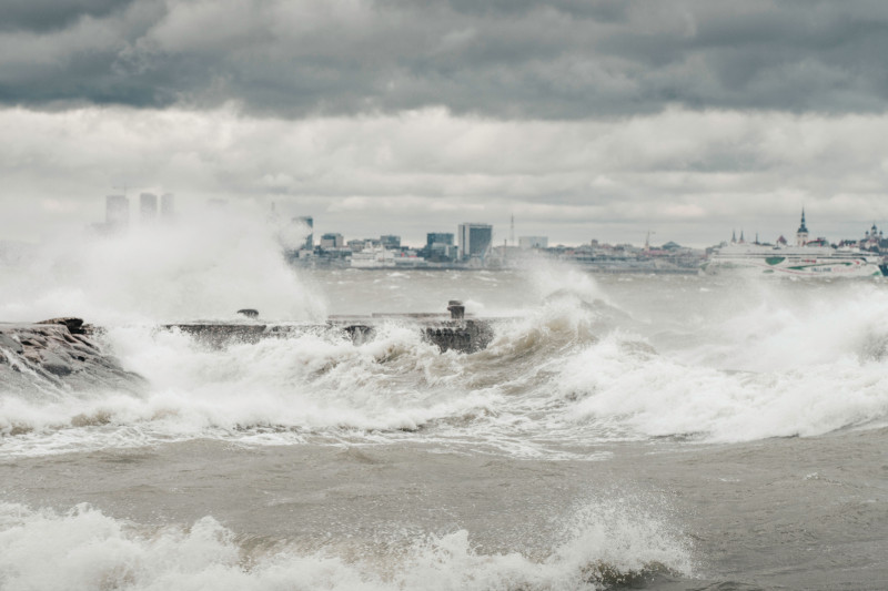 De puissantes vagues s'écrasent contre la côte de Tallinn sous un ciel orageux, créant un paysage marin spectaculaire.