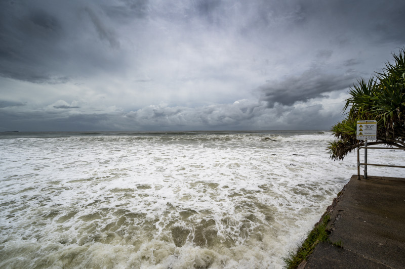 Mousseuse sous un ciel nuageux sombre à Alexandra Headland Beach, Queensland Australie