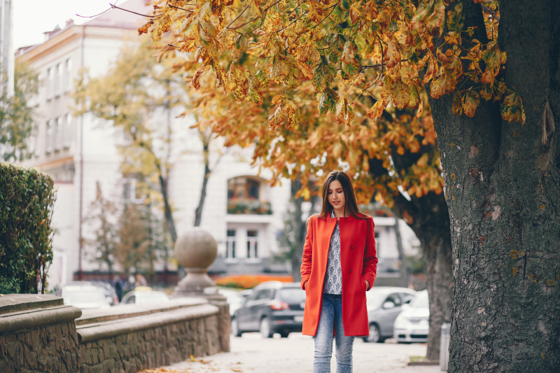 belle fille élégante se promener dans la ville d'automne