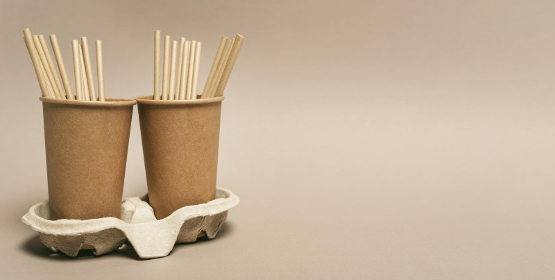 Copiez les gobelets en papier avec des pailles