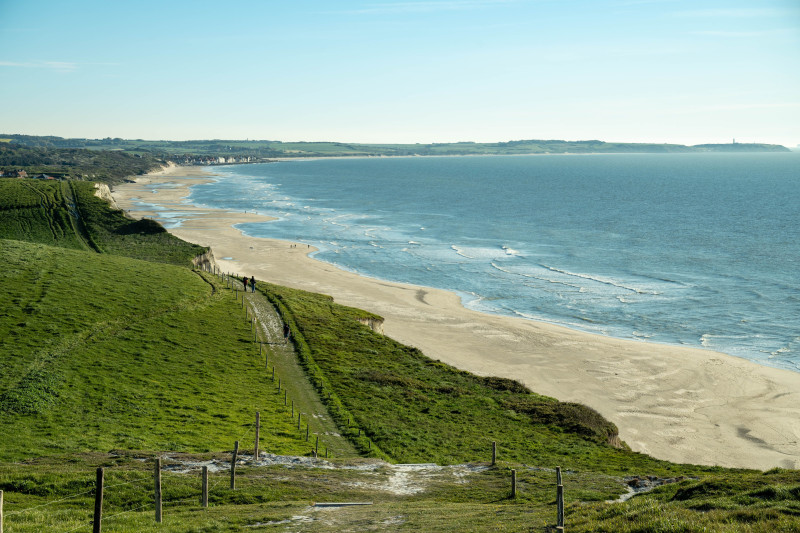 Paysage époustouflant de la plage et du littoral d'Escalles sous un ciel bleu limpide.