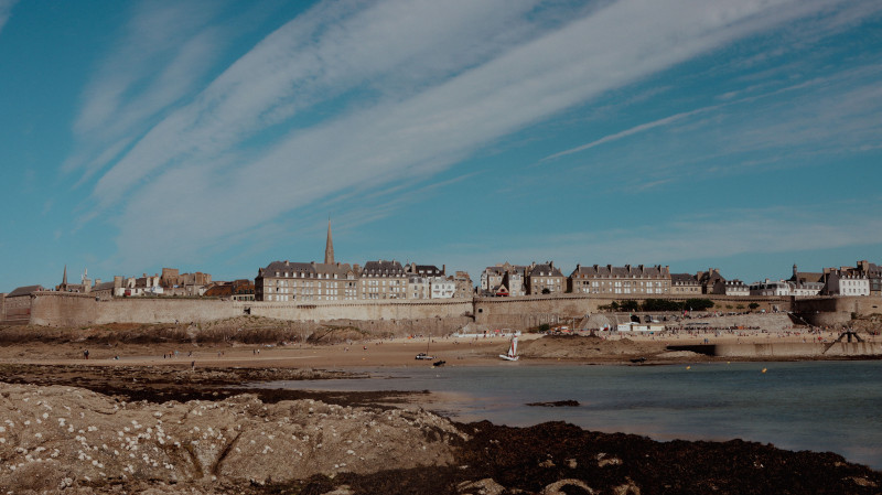 Explorez le magnifique paysage côtier et l'architecture historique de Saint-Malo, Bretagne, France.