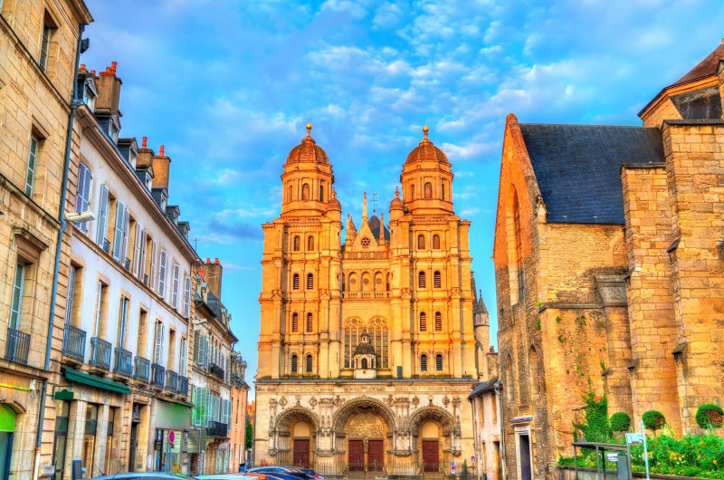 Évasion en Bourgogne : 10 villes sublimes à arpenter entre ruelles, vignobles et histoire